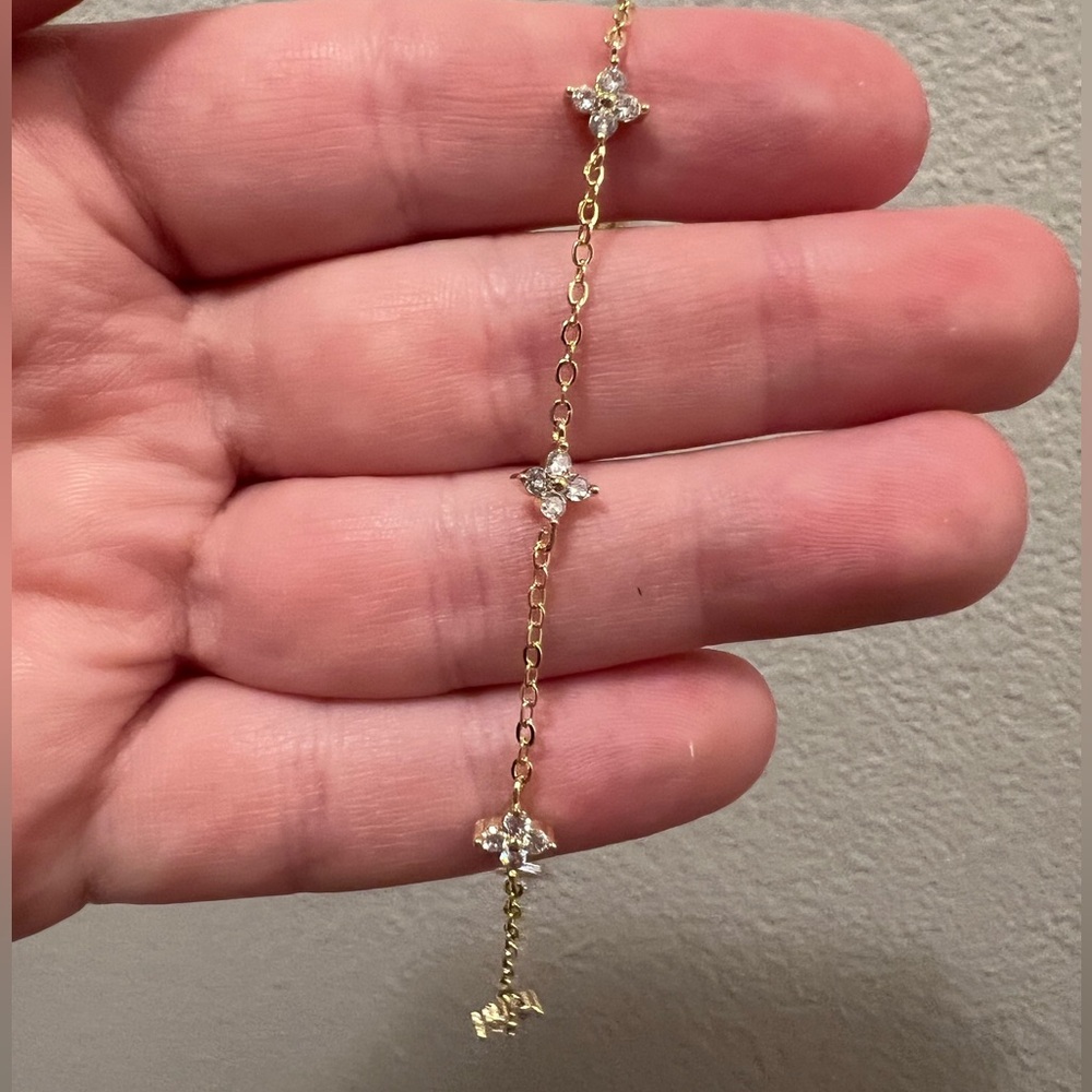 14k Gold Plated Clover Bracelet - Picture 2 of 6